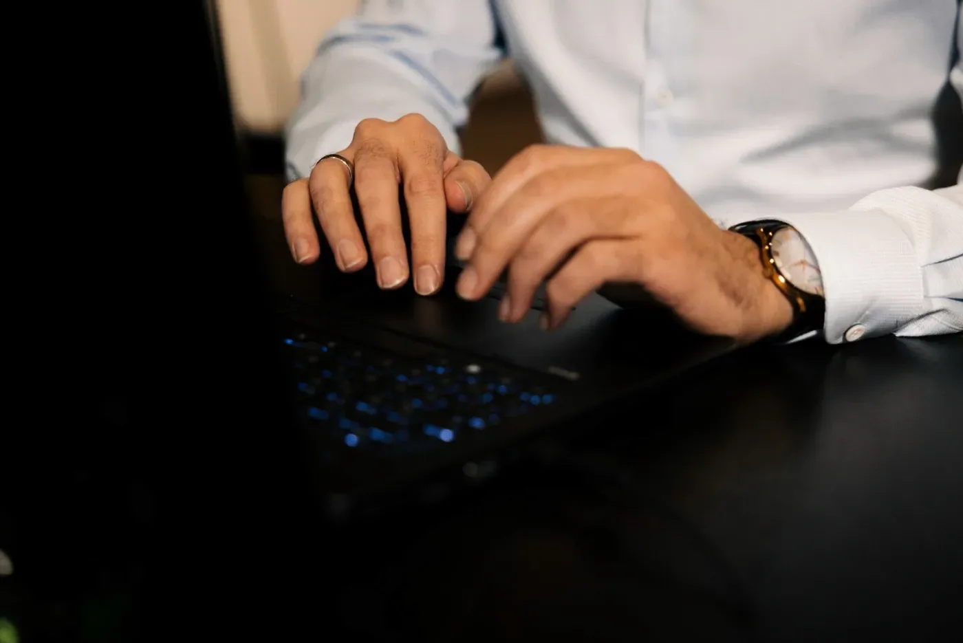 Arbeitsplatz mit Börsenkursen